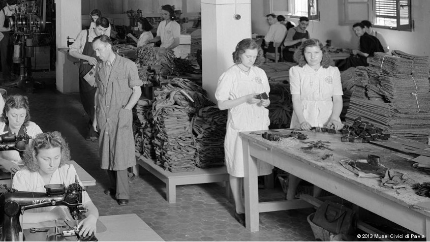 Pavia, Stabilimento cav. Tacconi: lavoranti alle macchine da cucire Singer e Necchi. (CHL C_40_8_02)