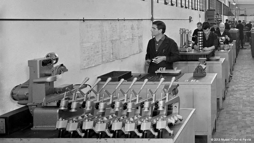 Mezzanino (PV), ditta R. Busi s.r.l., 1954: operai al lavoro. (CHL D_58_11_02)