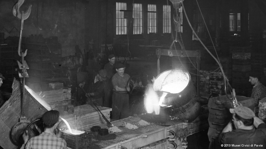 Voghera (PV), stabilimento Arona, 1962: fonderia con operai (CHL D_72_2_04)