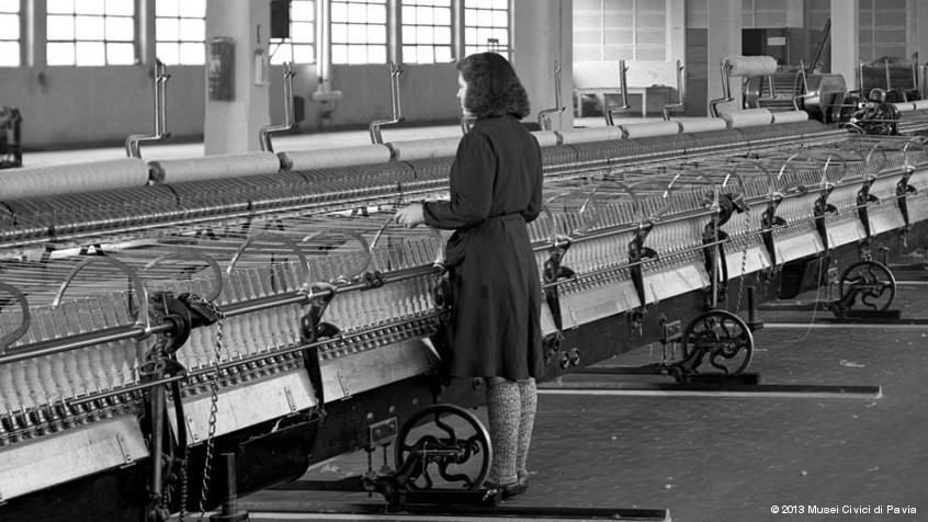 Pavia, ditta Saiti: operaie al lavoro sui telai. (CHL D_79_9_01)
