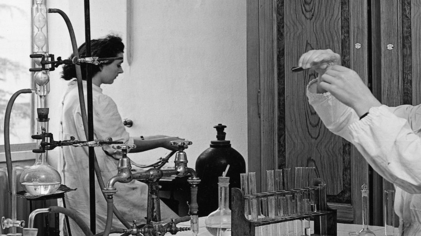 Istituti scientifici, viale Taramelli, istituto di Chimica, laboratorio, 1944 (CHL E_15_8_001)
