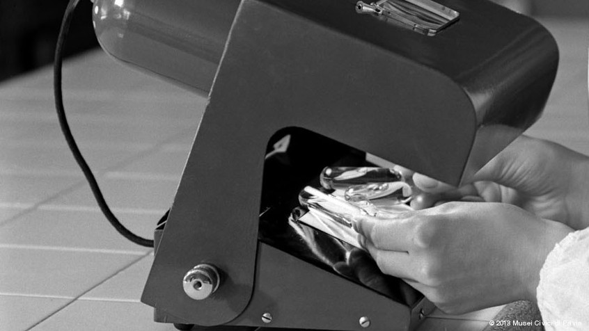 Pavia, laboratorio farmaceutico dott. Cipelli, 1950: controllo qualità. (CHL E_21_10_01)