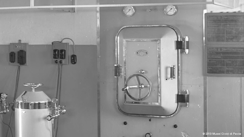 Pavia, laboratorio farmaceutico dott. Cipelli, 1950: reparto infialamento. (CHL E_21_10_26)