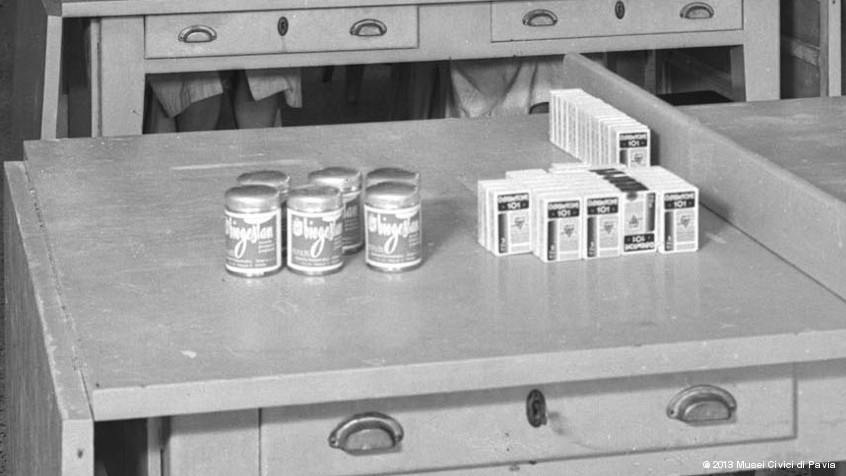 Pavia, IN.FA.TI. - Industria Farmaceutica Ticino S.r.l., 1949: operaie intente a confezionare scatole di medicinali. (CHL E_21_9_03)