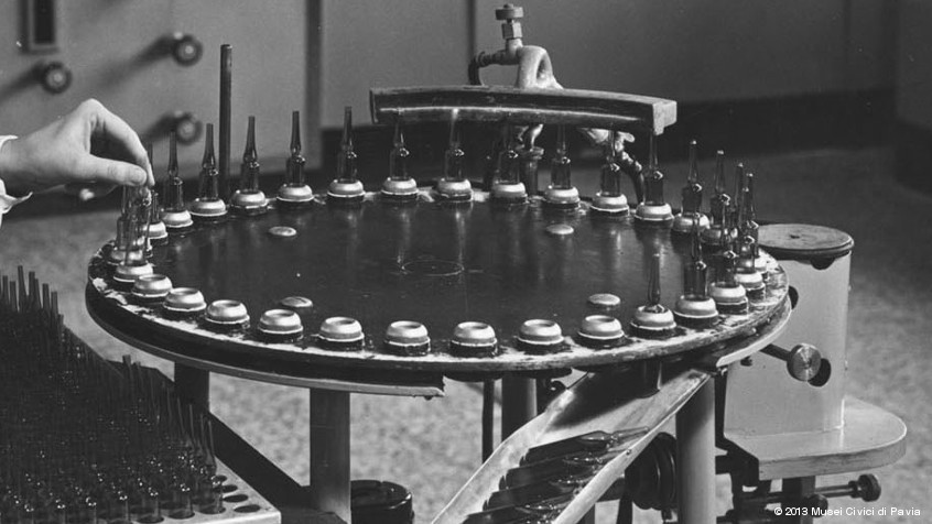 Pavia, laboratorio farmaceutico dott. Cipelli, 1950: operaia al lavoro. (CHL E_21_9_04)
