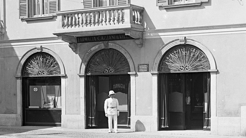 Pavia, piazza del Duomo angolo via Bussolaro, farmacia Cazzani e Villani, 1935 ca. (CHL E_33_1_001)