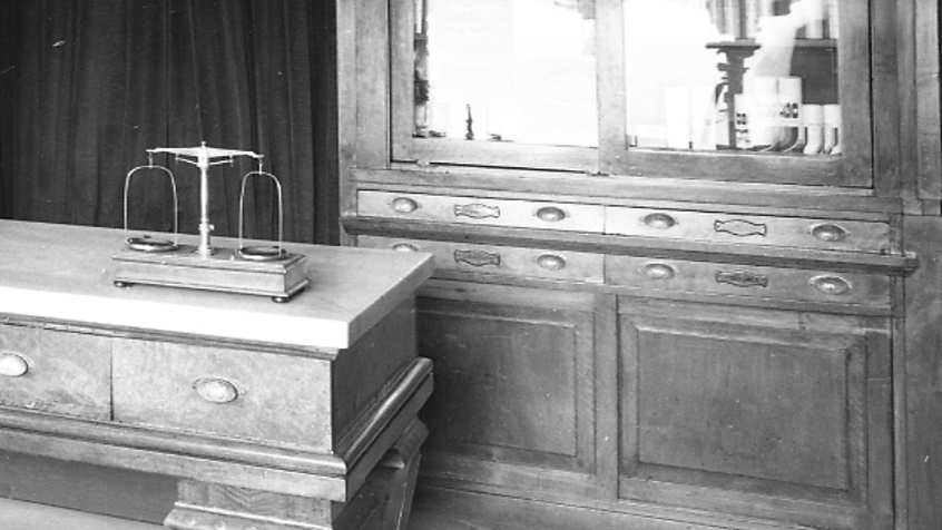 Pavia, piazza del Duomo angolo via Bussolaro, interno farmacia Cazzani e Villani, 1935 ca. (CHL E_33_1_003)