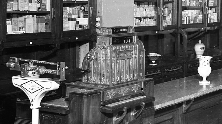 Pavia, corso Garibaldi, palazzo Gambarana, interno farmacia dott. F. Cipelli S. A. già drogheria Comini, 1944 ca. (CHL E_33_2_002)
