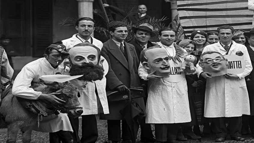 Orto Botanico, chiostro, gruppo di goliardi, 1933 (CHL L_68_11_002)