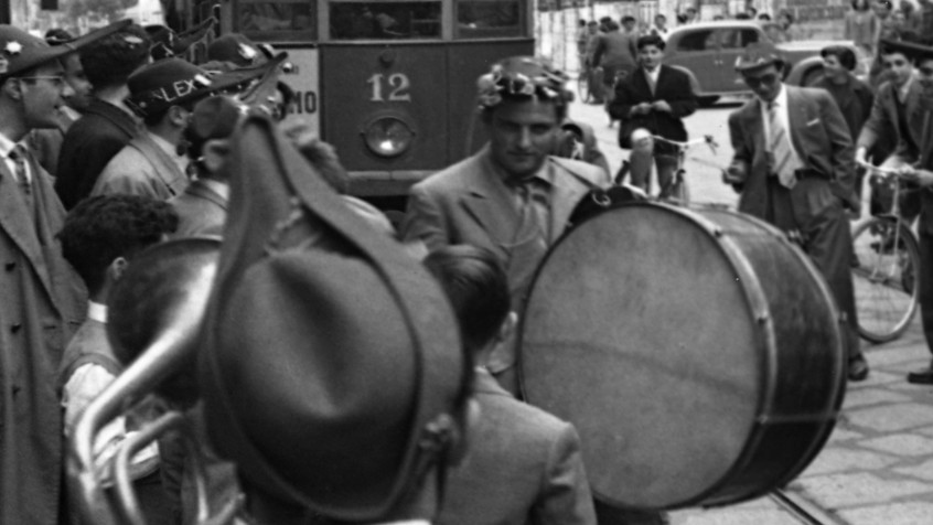 Corso Cavour, incrocio con via Bernardino da Feltre, gruppo di goliardi, 1953 (CHL L_71_2_001)