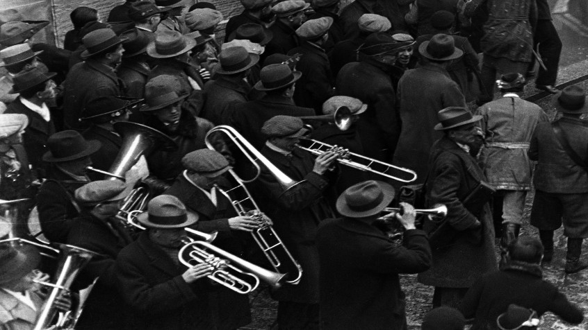 Palazzo centrale, ingresso su Strada Nuova, manifestazione goliardica, 1933 (CHL L_78_17_001)