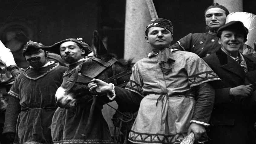 Palazzo centrale, cortile delle statue, gruppo di goliardi, 1933 (CHL L_78_17_002)