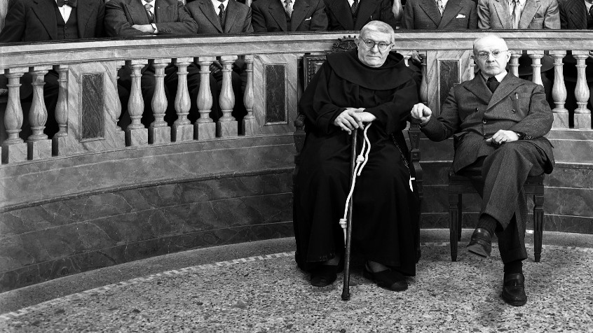 Palazzo centrale, aula Scarpa (o Teatro anatomico), dopo l'intervento di restauro, seduti Plinio Fraccaro e padre Agostino Genelli, 1952  (CHL L_84_19_001)