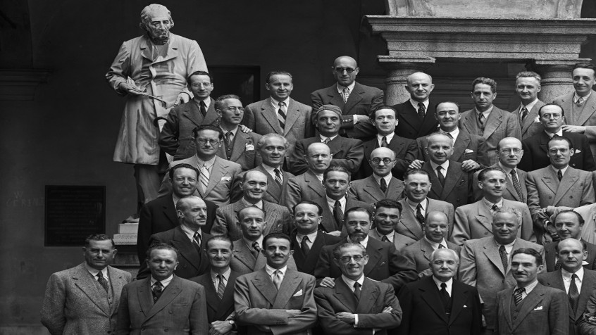 Palazzo centrale, cortile delle statue, gruppo di ex studenti in Medicina e Chirurgia, al centro il prof. Piero Malcovati ed in terza fila a sinistra lo stesso Chiolini, 1947  (CHL L_84_8_001)