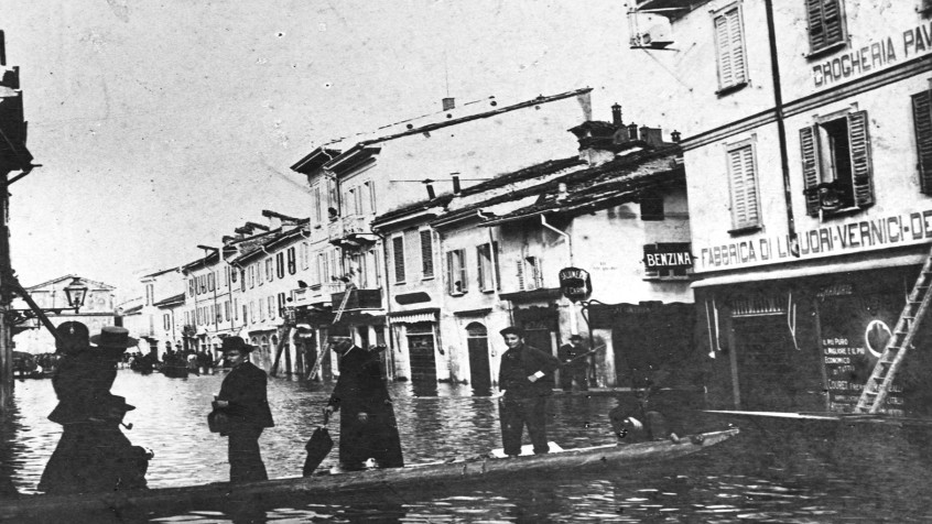 Pavia, Borgo Ticino, via dei Mille, durante l'inondazione eccezionale del 1907, a destra in angolo la salumeria L. Carini  (CHL MC_18850)
