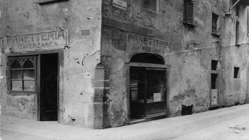 Pavia, piazza del Duomo angolo via Bernardino Gatti ora via Cardinal Riboldi, panetteria Caverzasca, ante 1930  (CHL MC_A_402)