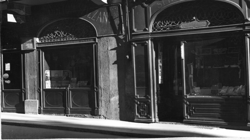 Pavia, corso Vittorio Emanuele ora corso Strada Nuova, vetrine dell'ortopedico Serafino Mauri e della farmacia Sozzani, anni trenta (CHL MC_B_1756)