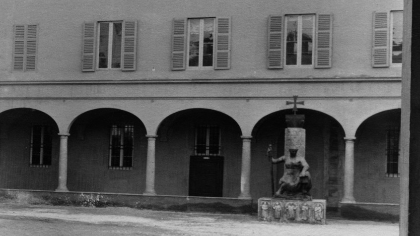 Palazzo centrale, cortile del miliario con il monumento agli Antichi Maestri, 1936 (CHL MC_B_388)