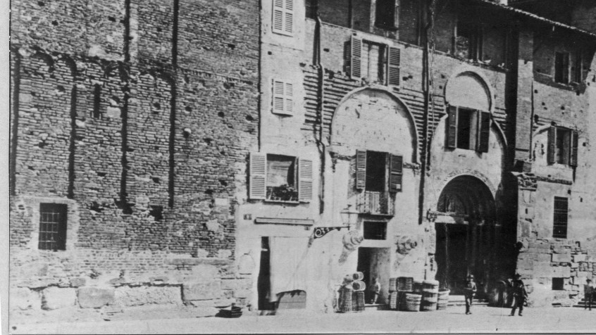 Pavia, piazza del Duomo, cestai dinanzi alla vecchia cattedrale, post 1885 (CHL MC_B_537)