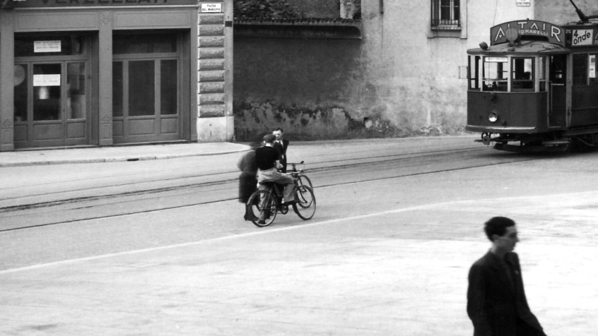 Pavia, piazza del Municipio, casa Alberizzi, vetrine del negozio di ferramenta Bellotti e Verzellati, 1939  (CHL MC_X33_17)