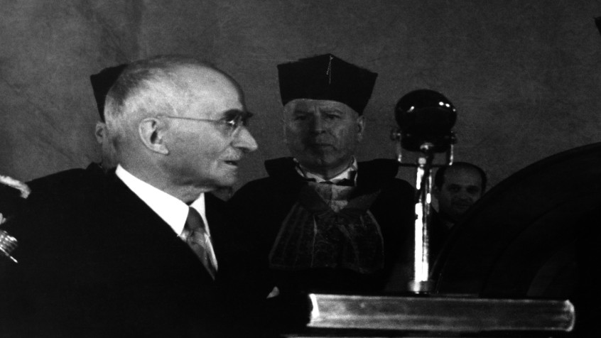 Palazzo centrale, visita di Luigi Einaudi, il rettore Plinio Fraccaro consegna al Presidente della Repubblica i primi due volumi dell'epistolario di Volte, 16 settembre 1951 (CHL M_10_43_001)