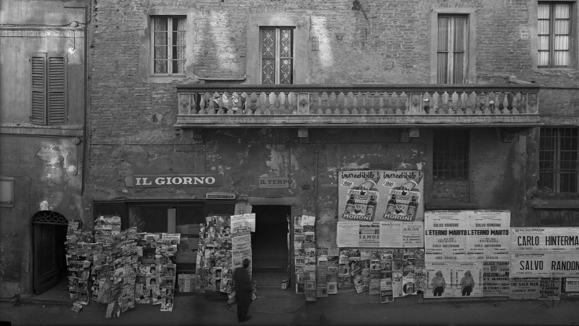 Pavia, corso Cavour, edicola al piano terreno del palazzo in mattoni, 1966 (CHL M_12_11_011)