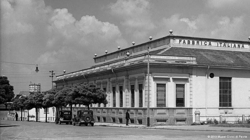 Pavia, Società Fivre (Fabbrica Italiana Valvole Radio Elettriche Pavia): veduta dello stabilimento con la facciata in angolo e la ciminiera. (CHL M_14_12_01)