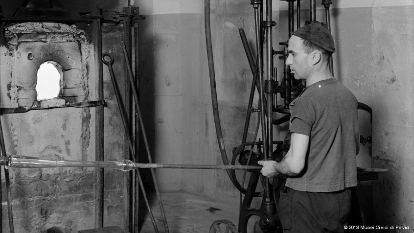 Pavia, Società Fivre - Magneti Marelli, 1941: forno in mattoni con operaio e apprendista. (CHL M_14_28_01)