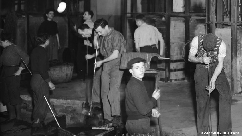Pavia, Società Fivre - Magneti Marelli, 1941: vetreria con operai addetti alla soffiatura. (CHL M_14_35_01)