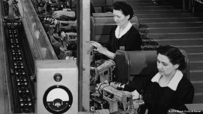Pavia, Società Vittorio Necchi, 1950 ca.: linea di montaggio delle macchine da cucire. (CHL M_22_20_02)