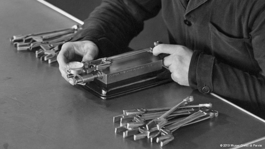 Pavia, Società Vittorio Necchi, 1950 ca.: operai adetti al controllo qualità attraverso l'uso del micrometro. (CHL M_22_20_03)