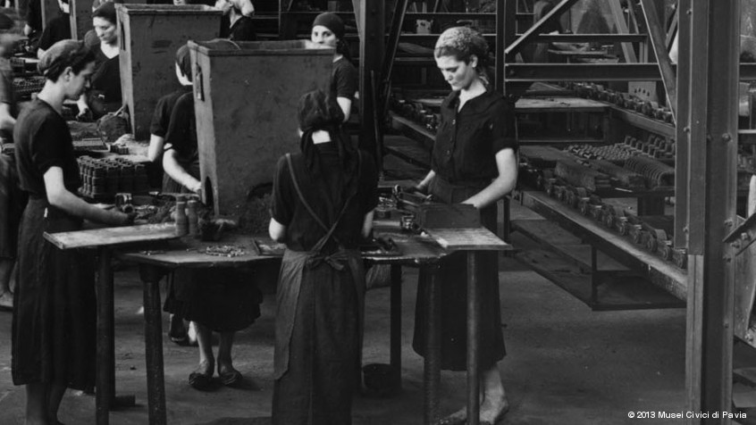 Pavia, Società Vittorio Necchi, 1950 ca.: macchinari e personale. (CHL M_22_20_06)