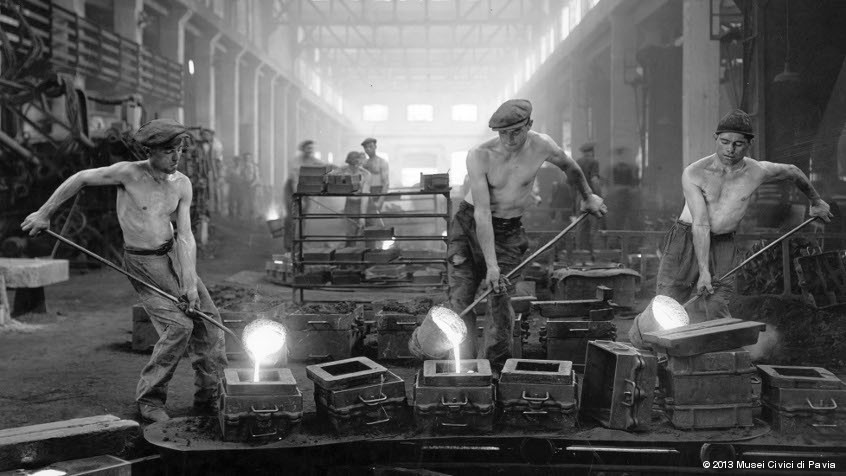Pavia, Società Vittorio Necchi: operai fonditori al lavoro (CHL M_22_21_01)