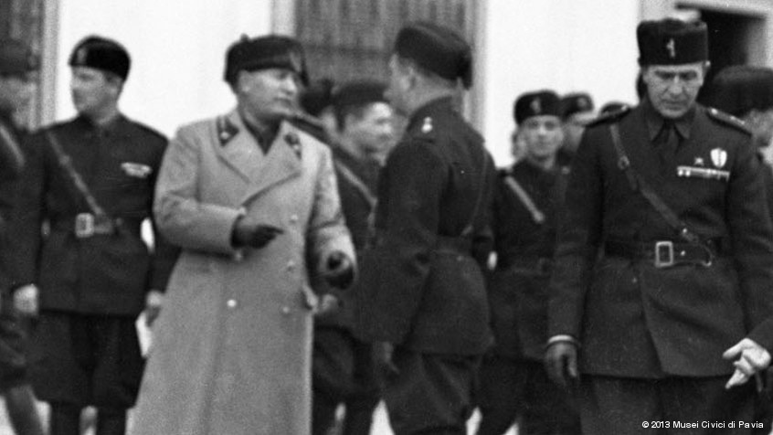 Pavia, Società Vittorio Necchi, 1936: Mussolini in visita, accompagnato da Vittorio Necchi e alti ufficiali all'ingresso della ditta. (CHL M_22_32_02)