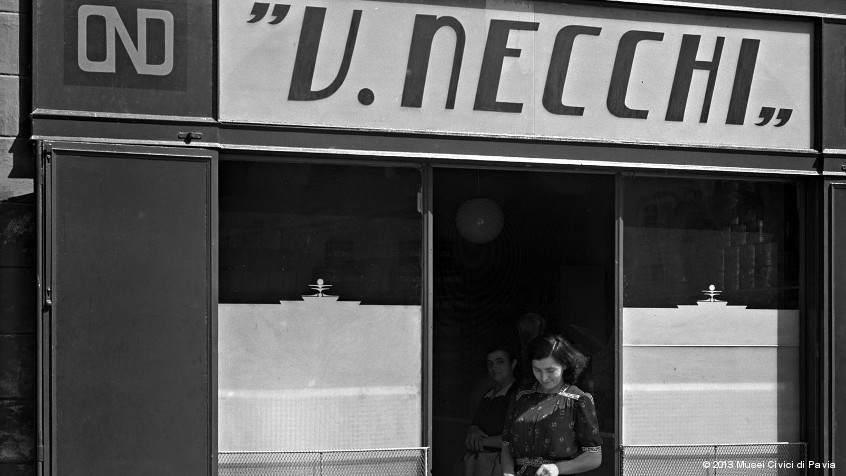 Pavia, Società Vittorio Necchi, 1944: vetrina dello spaccio aziendale. (CHL M_22_4_01)