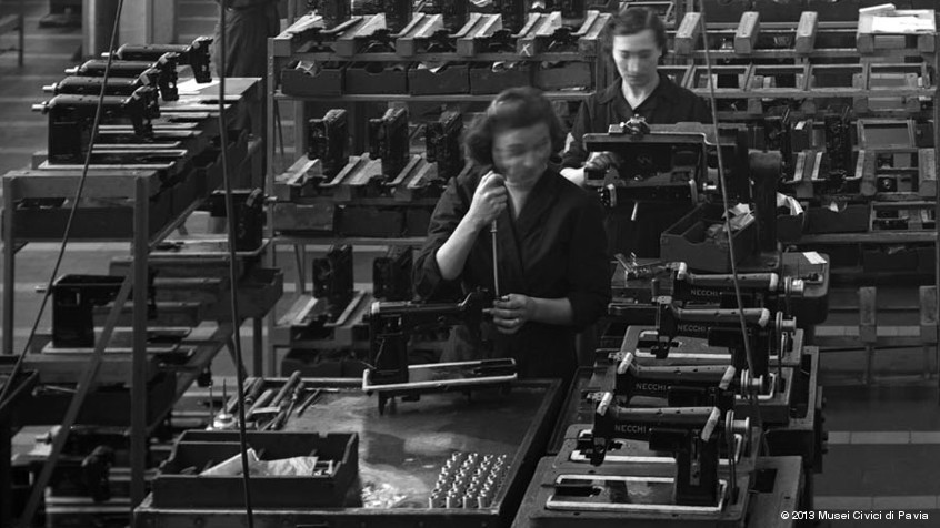 Pavia, Società Vittorio Necchi, 1949: officina vecchia, assemblaggio delle macchine da cucire. (CHL M_22_5_01)