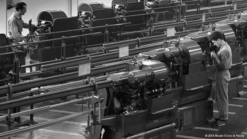 Pavia, Società Vittorio Necchi, 1949: officina vecchia, operai sui torni paralleli. (CHL M_22_5_02)