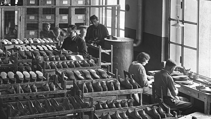 Vigevano (PV), calzaturificio Mairano Antonio & Figli, anni '30: operai e rastrelliere per scarpe. (CHL M_24_7_02)