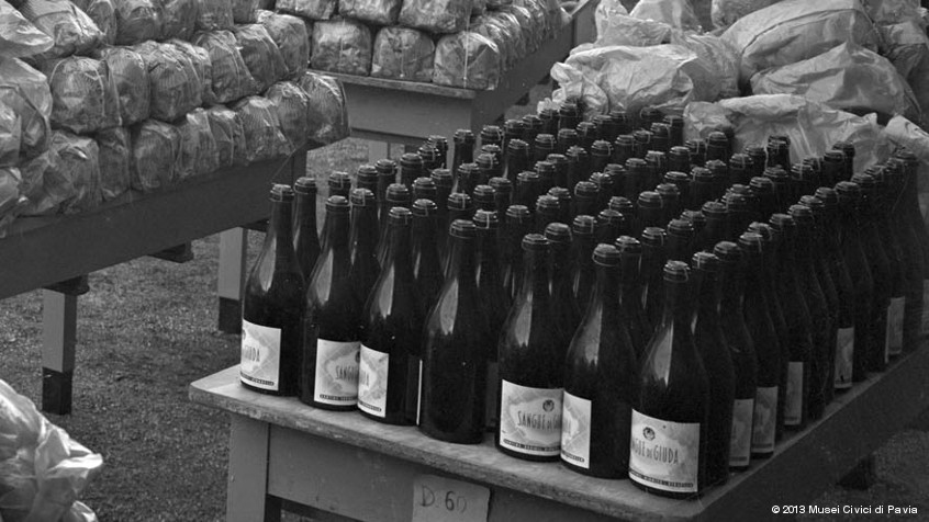 Pavia, Società Vittorio Necchi, 1949: distribuzione dei doni di Natale ai dipendenti nel cortile della ditta. (CHL M_29_13_01)