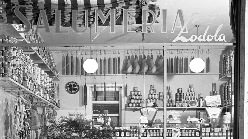 Pavia, via san Lanfranco, vetrina della salumeria Lodola, 1050 (CHL M_2_10_002)
