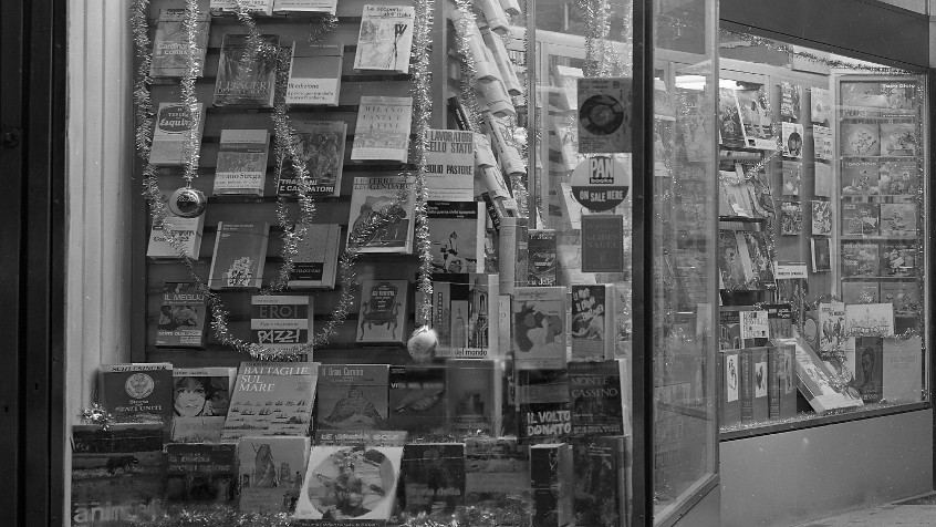 Pavia, corso Cavour, primo palazzo INA, libreria Artigianelli, settembre 1963 (CHL M_2_2_002)