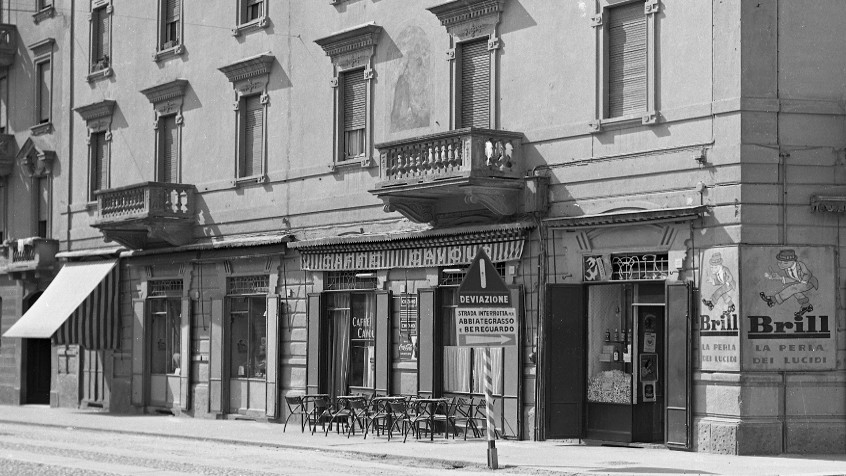 Pavia, corso Manzoni angolo via Guidi, casa Bancolini, a sinistra della drogheria le vetrine del bar Cavour, 1950 (CHL M_2_31_002)