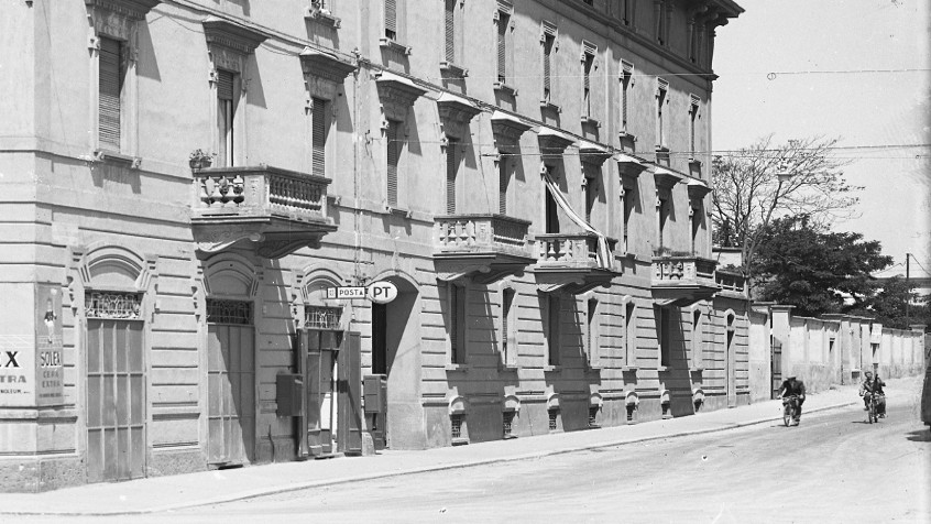 Pavia, corso Manzoni angolo via Guidi, casa Bancolini, drogheria Cornelio Sala e Castellani, 1950 (CHL M_2_31_003)