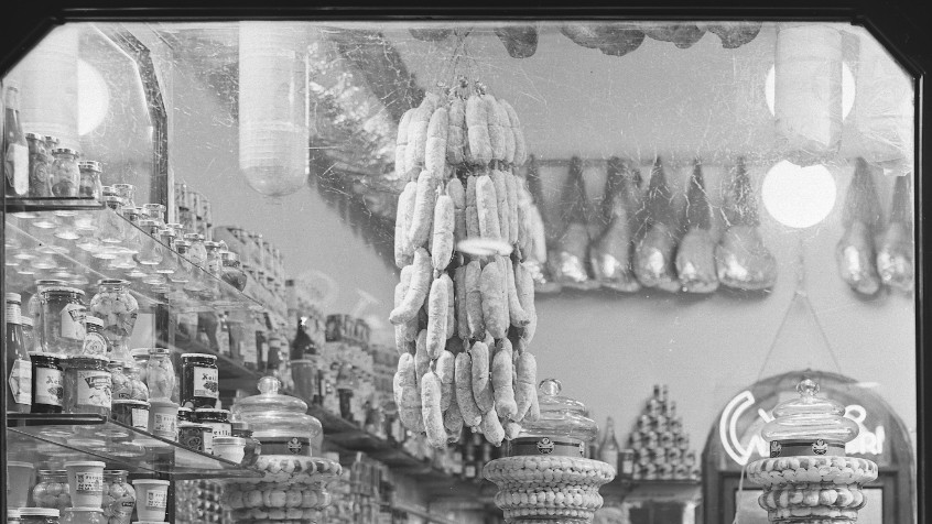 Pavia, corso Strada Nuova, vetrine della salumeria Celada, fine anni cinquanta  (CHL M_2_4_001)