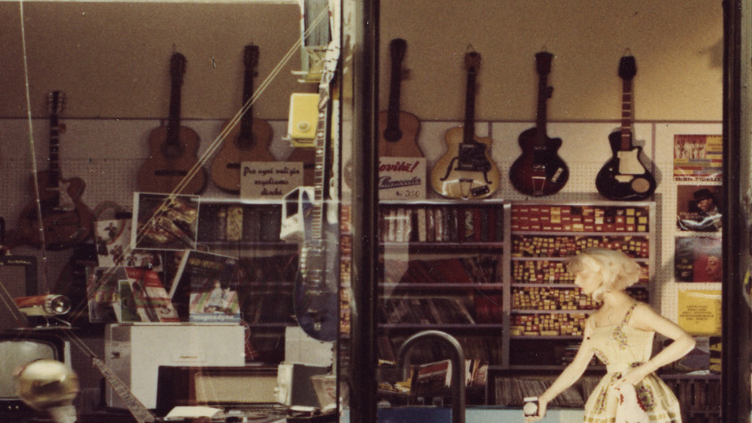 Pavia, corso Cavour 10, palazzo Castelli sotto i portici de La Varesina, negozio di dischi e strumenti musicali Nicola,1961 (CHL M_37_38_002)