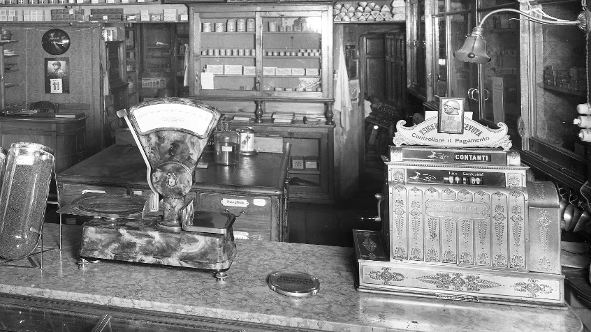 Pavia, corso Garibaldi 1, palazzo Gambarana, interno della drogheria Comini, 1940 (CHL M_37_9_001)