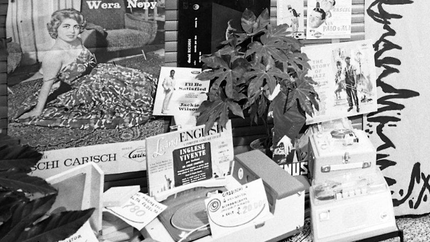 Pavia, via Mascheroni 43, interno del negozio Corbella Casa del Disco, 1960 (CHL M_3_6_002)