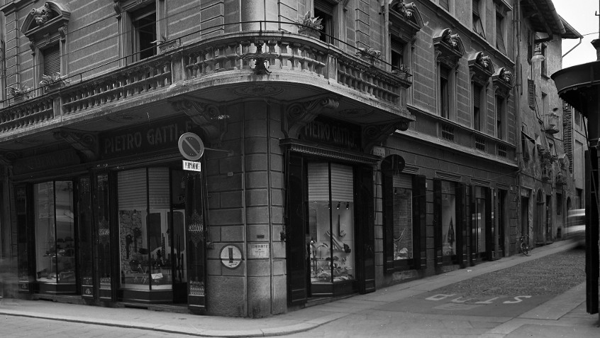 Pavia, corso Strada Nuova 78 angolo via della Zecca, veduta d'assieme del palazzo con vetrine liberty della merceria Gatti a seguire Casa Dellera sede della storica pellicceria, luglio 1962 (CHL M_46_22_001)