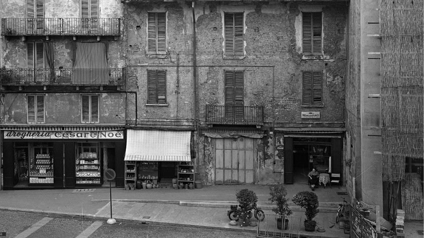 Pavia, piazza Grande ora della Vittoria, veduta lato nord-est, vari negozi, 1958 (CHL M_47_50_002)