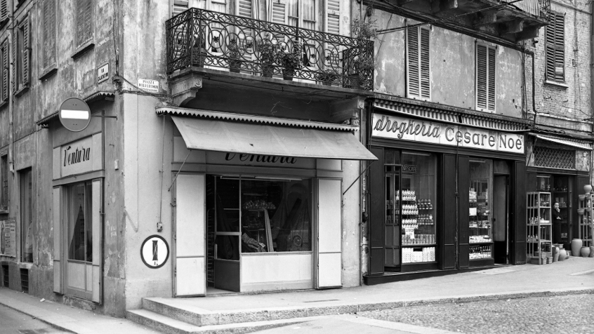Pavia, piazza Grande ora della Vittoria angolo via Calatafimi, negozio dii tessuti Ventura e drogheria Cesare Noè, 1958 (CHL M_47_50_004)